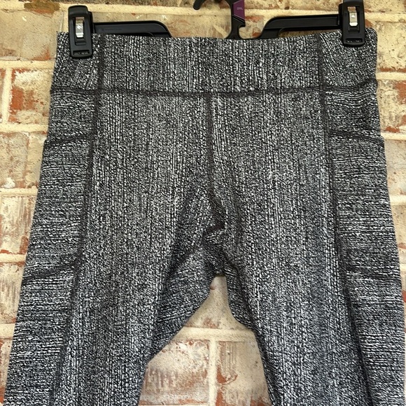 Lululemon Athletica Black and White Ankle Leggings - Picture 2 of 10